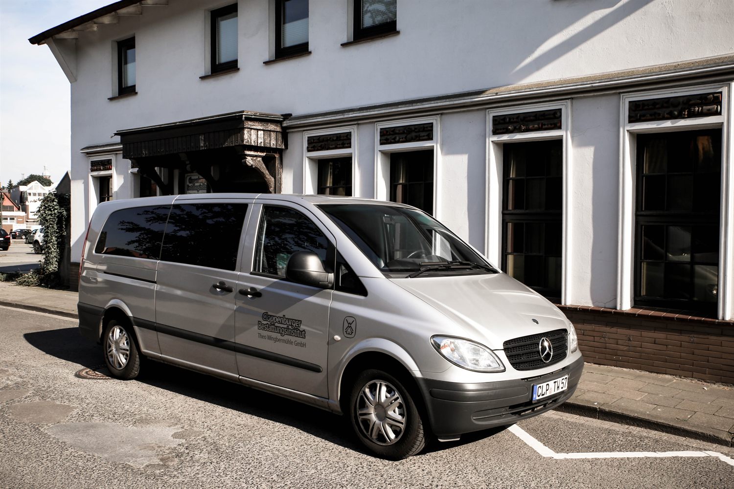 Der Bestattungswagen des Cloppenburger Bestattungsinstituts vor dem Haus Hofkamp 7