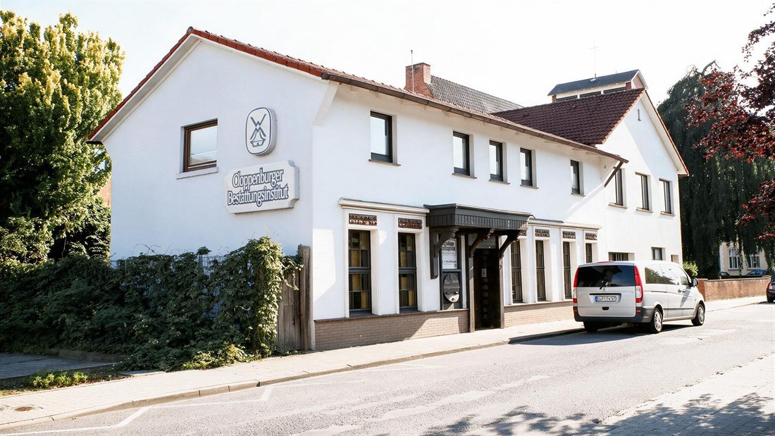 Das Haus Hofkamp 7 in Cloppenburg-Krapendorf mit dem Bestattungswagen davor